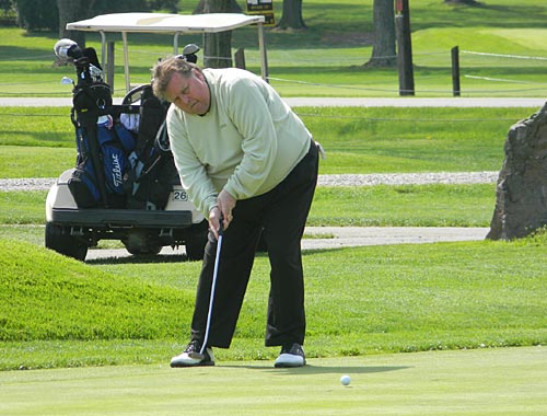 Ronnie Bell putts at the 2011 ADGA Turkeyfoot 2-M BB