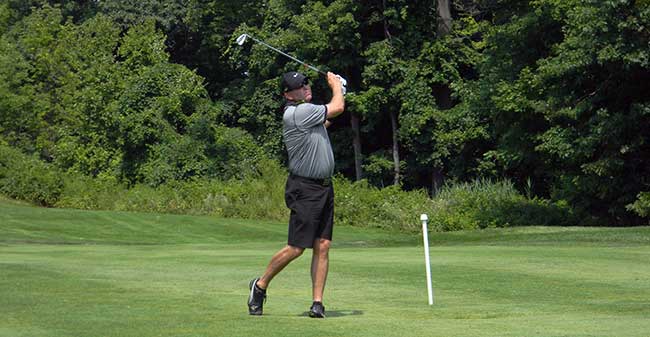 Howard Clendenin hits his second shot into the ninth green at Manakiki at the Cleveland Am on Sunday