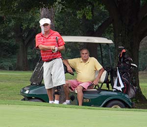 Rob Cummins chips to the second green in the playoff for the 2016 Senior Summit County Amateur