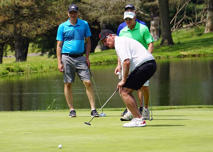 Jeff Dean putts at 2019 ADGA 4-M at Seven Hills