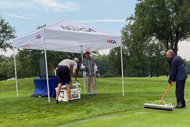 Squeegee action at Avon Oaks in the 2021 U.S. Mid-Am Qualifier