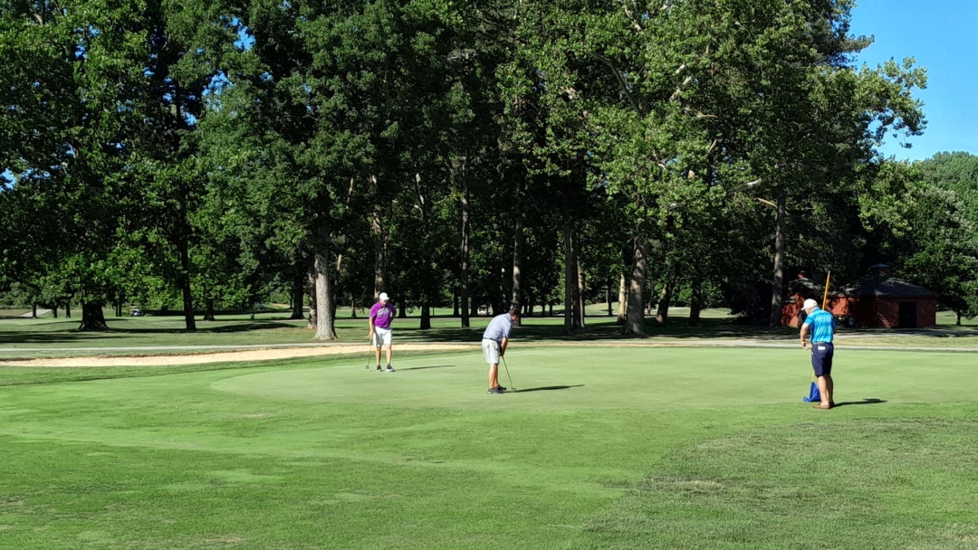 Brian Smith taps in his birdie on the first playoff hole to win the Senior Cleveland Am.